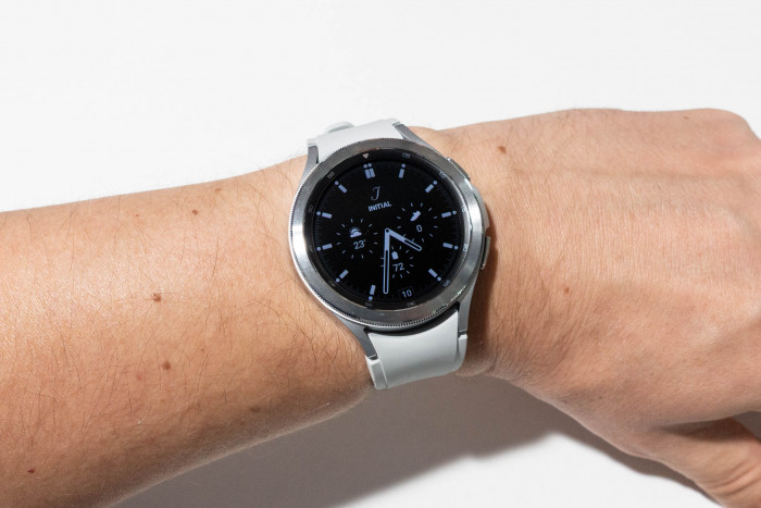 Die Galaxy Watch 4 Classic in 42 mm Gr&ouml;&szlig;e am Handgelenk (Bild: Tobias K&ouml;ltzsch/Golem.de)