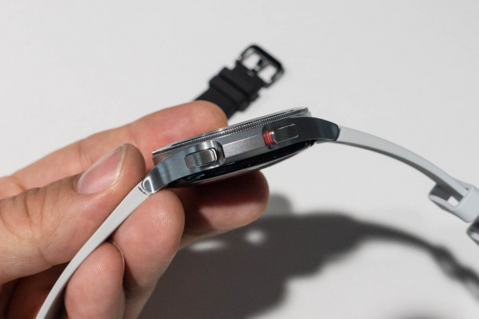 Die Galaxy Watch 4 Classic hat ein Geh&auml;use aus Edelstahl. (Bild: Tobias K&ouml;ltzsch/Golem.de)