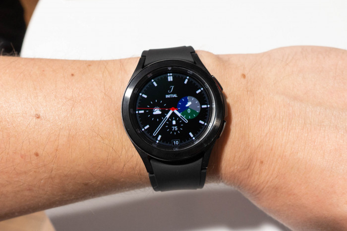 Die Galaxy Watch 4 Classic in 46 mm Gr&ouml;&szlig;e am Handgelenk (Bild: Tobias K&ouml;ltzsch/Golem.de)