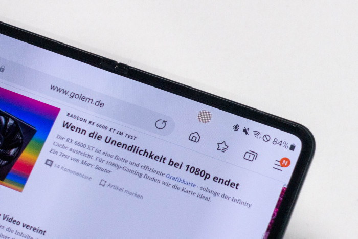 Die innenliegende Frontkamera hat Samsung komplett unter dem Display verbaut - leider, wie man sieht. (Bild: Tobias Költzsch/Golem.de)