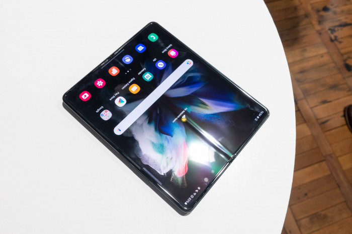 In der Mitte des faltbaren Bildschirms ist wie bei den Vorgängern ein Falz sichtbar. (Bild: Tobias Költzsch/Golem.de)