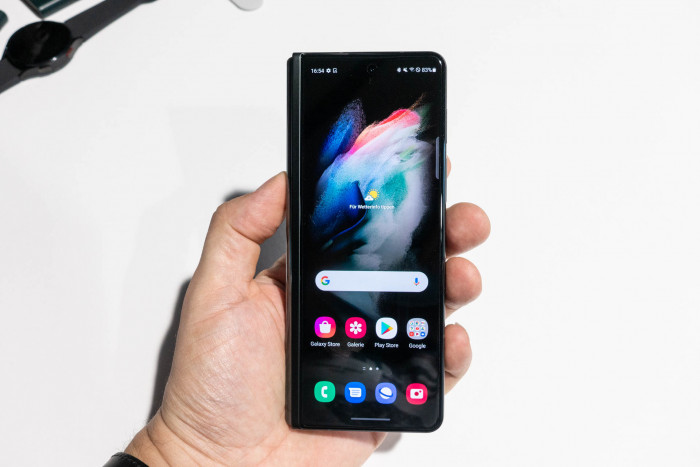 Zusammengeklappt lässt sich das Fold 3 dank des 6,2 Zoll großen Außendisplays wie ein normales, etwas schmaleres Smartphone verwenden. (Bild: Tobias Költzsch/Golem.de)