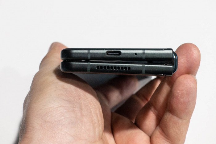 Zusammengeklappt liegen die beiden Bildschirmhälften nicht direkt aufeinander. (Bild: Tobias Költzsch/Golem.de)