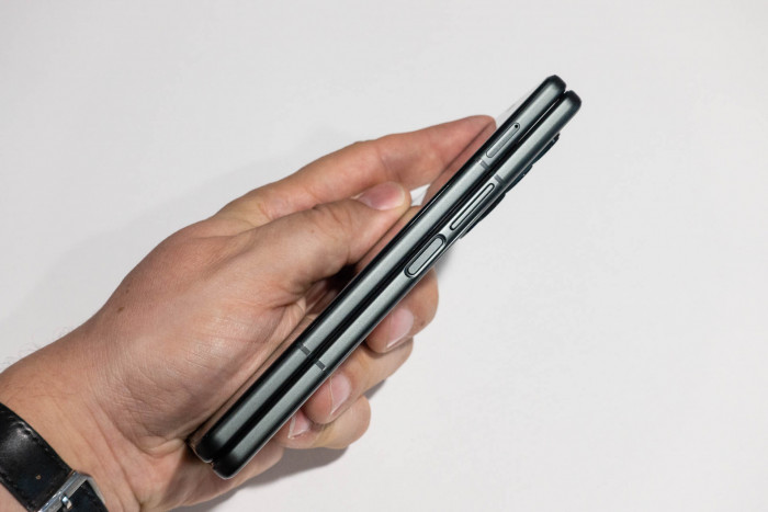 Der Fingerabdrucksensor sitzt beim Fold 3 im Einschalteknopf. (Bild: Tobias Költzsch/Golem.de)