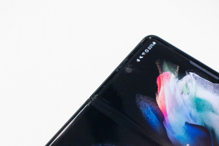 Die Unter-Display-Kamera sieht vor dunklen Hintergründen wie eine normale Lochkamera aus. (Bild: Tobias Költzsch/Golem.de)