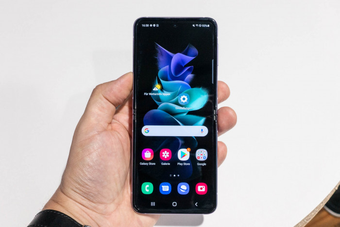 Das Galaxy Z Flip 3 ist ein aufklappbares Smartphone im Clamshell-Design. (Bild: Tobias Költzsch/Golem.de)