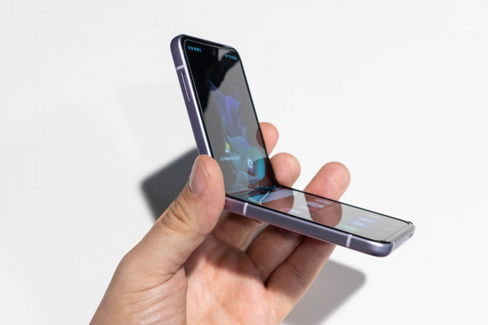 Der Bildschirm sitzt innen, aufgeklappt ist er 6,7 Zoll groß. (Bild: Tobias Költzsch/Golem.de)