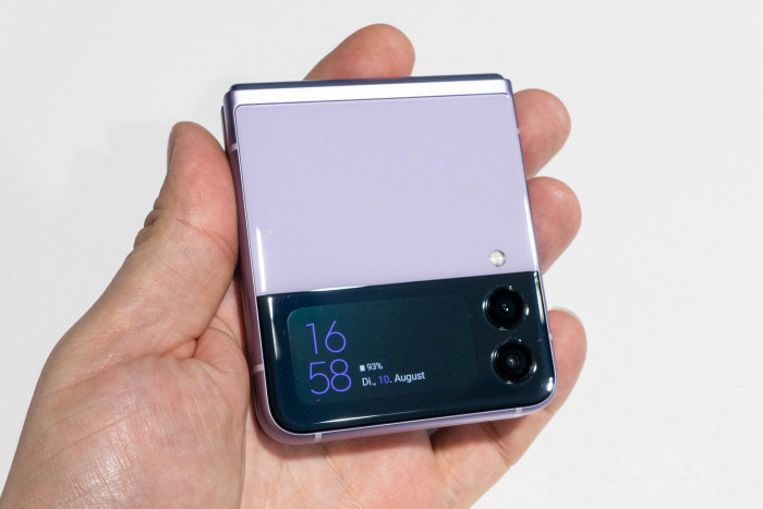 Zusammengeklappt ist das Flip 3 angenehm klein. Über den Außenbildschirm lassen sich Benachrichtigungen lesen und etwa die Musik steuern. (Bild: Tobias Költzsch/Golem.de)