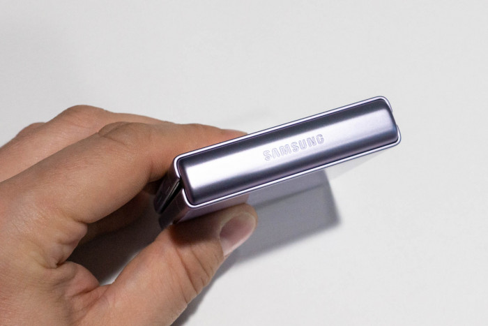 Die Verarbeitungsqualität ist hochwertig, das Scharnier fühlt sich gut an. (Bild: Tobias Költzsch/Golem.de)