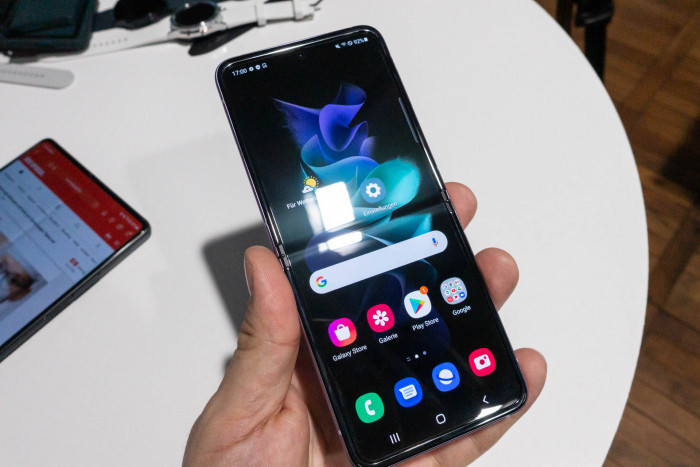 Auch beim Flip 3 ist ein deutlicher Falz im Bildschirm zu erkennen. (Bild: Tobias Költzsch/Golem.de)