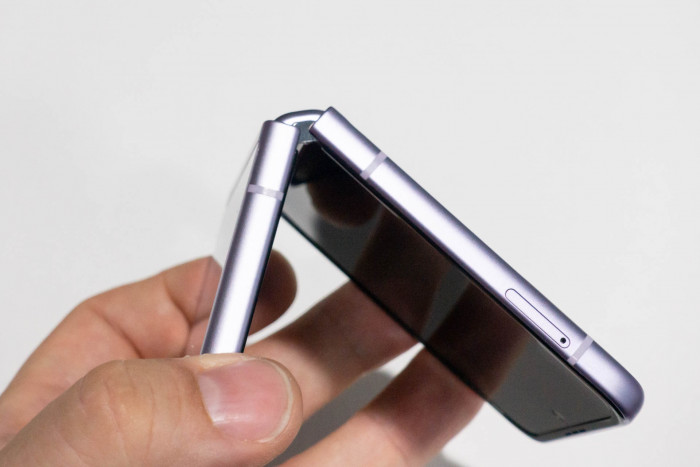 Der Klappmechanismus soll für 200.000 Faltvorgänge taugen. (Bild: Tobias Költzsch/Golem.de)