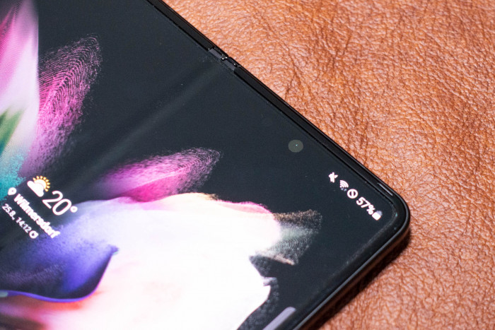 Die Unter-Display-Kamera ist bei dunklen Hintergründen kaum vom Display verdeckt. (Bild: Tobias Költzsch/Golem.de)