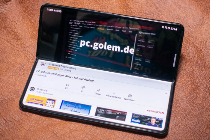 Das Galaxy Z Fold 3 kann wie ein kleines Notebook aufgestellt werden. (Bild: Tobias Költzsch/Golem.de)
