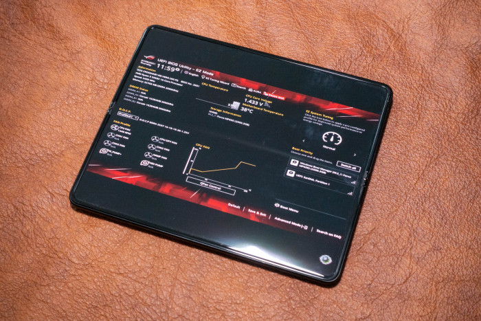 Videos schauen wir allerdings lieber auf dem aufgefalteten Bildschirm. (Bild: Tobias Költzsch/Golem.de)