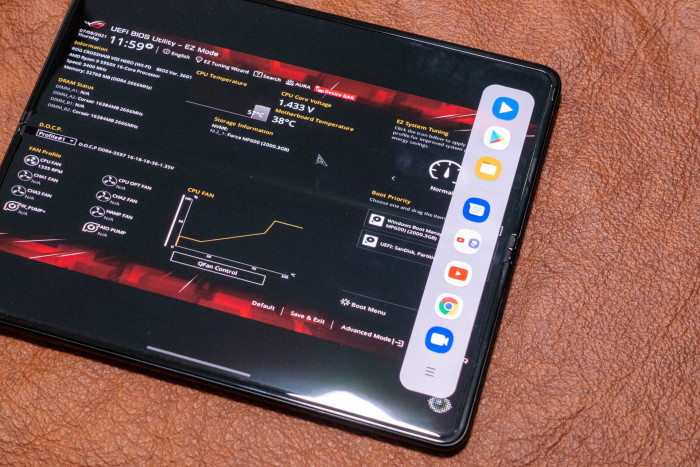 Eine einblendbare Leiste am Rand ermöglicht Zugriff auf favorisierte Apps. (Bild: Tobias Költzsch/Golem.de)