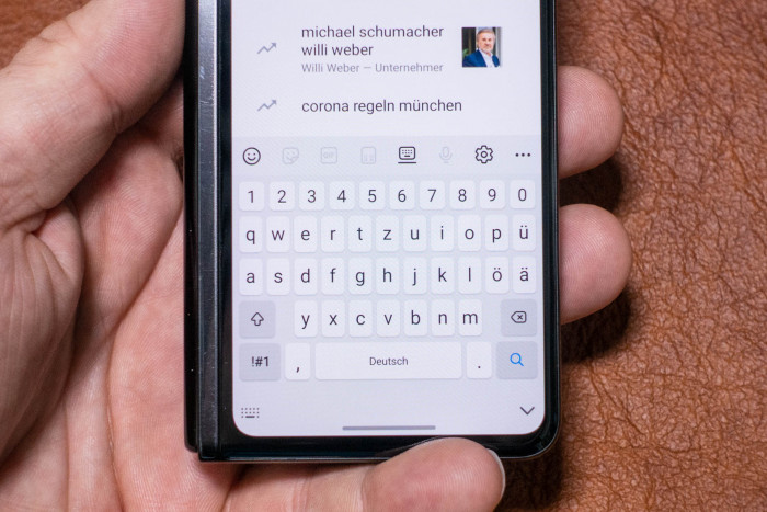 Tippen ist aufgrund der schmaleren Tastatur zunächst ungewöhnlich. (Bild: Tobias Költzsch/Golem.de)
