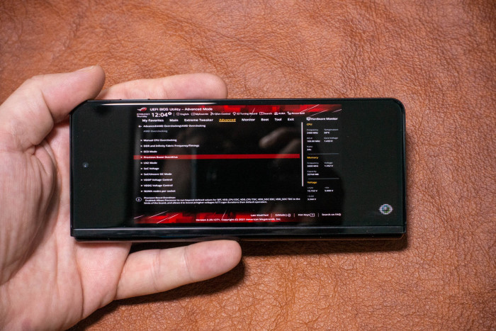 Videos auf dem Außendisplay zu schauen macht aufgrund des Formats weniger Spaß. (Bild: Tobias Költzsch/Golem.de)