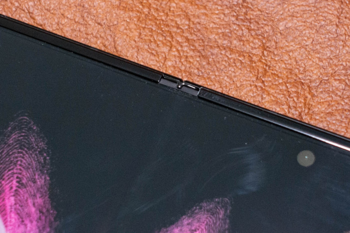 Das Scharnier des Galaxy Z Fold 3 ist vor Wasser geschützt. (Bild: Tobias Költzsch/Golem.de)