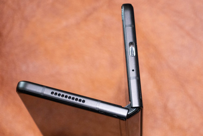 Die Konstruktion des Smartphones macht einen sehr hochwertigen und stabilen Eindruck. (Bild: Tobias Költzsch/Golem.de)