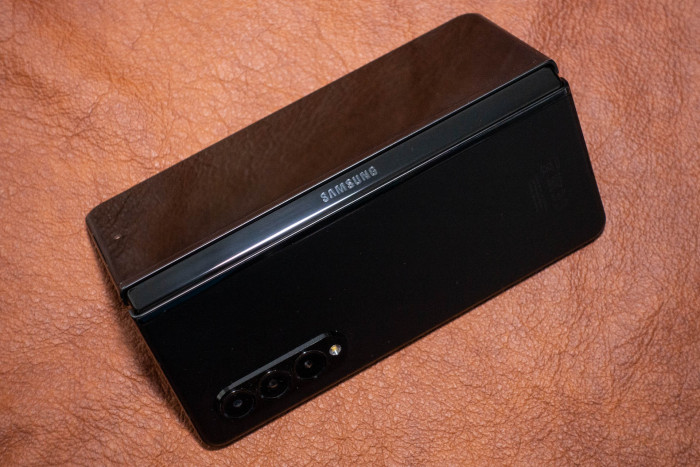 Das Scharnier des Galaxy Z Fold 3 ist zwar vor Wasser, nicht aber vor Staub und Sand geschützt. (Bild: Tobias Költzsch/Golem.de)