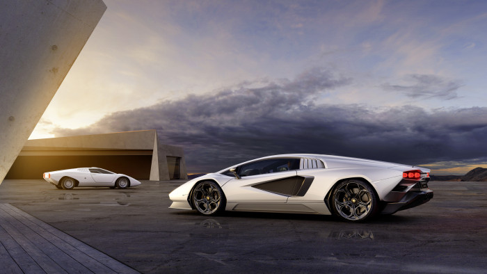 Vorne der neue Countach, hinten das Original. (Bild: Lamborghini)