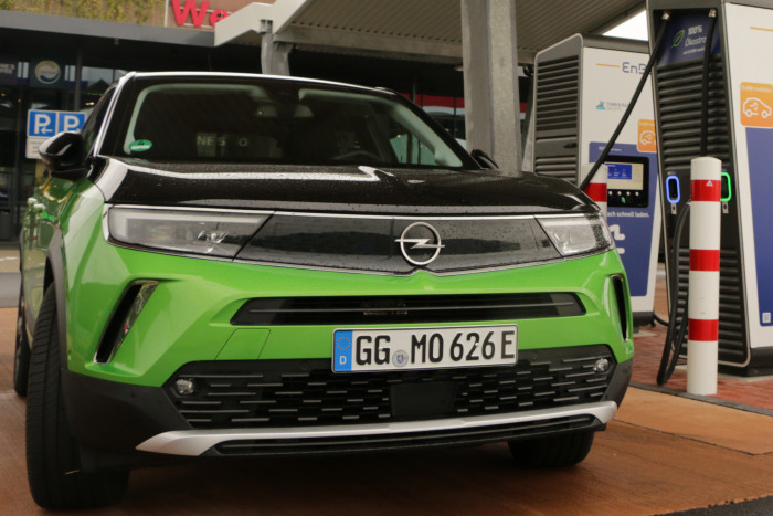 Das Kompakt -SUV Mokka-e ist das erste Modell mit dem neuen Opel Vizor, an der Frontpartie, der wohl an einen Visierschlitz erinnern soll. (Foto: Friedhelm Greis/Golem.de)