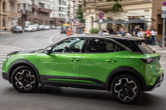 Mit einer Länge von 4,15 m ist der Mokka-e 9 cm länger als der Kleinwagen Corsa-e. (Foto: Martin Wolf/Golem.de)