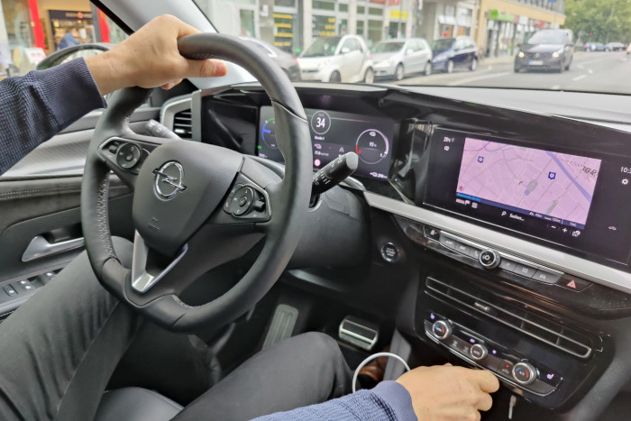 Das sogenannte Pure Panel verbindet zwei digitale Anzeigen. (Foto: Martin Wolf/Golem.de)