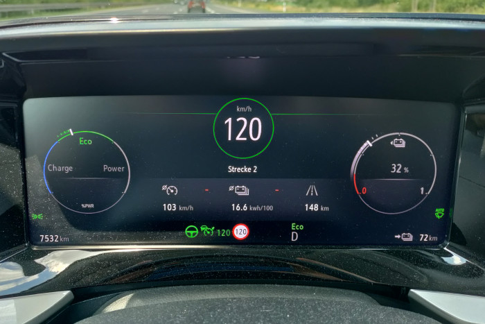 Das Fahrerdisplay kann bis zu 12 Zoll groß sein. Die Basisvariante ist 7 Zoll groß. (Foto: Friedhelm Greis/Golem.de)