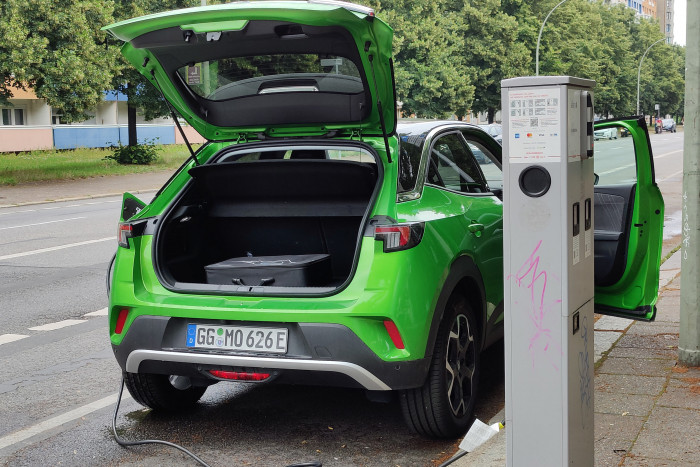 Mit bis zu 11 kW lässt sich der Mokka-e an Wechselstrom aufladen. (Foto: Martin Wolf/Golem.de)