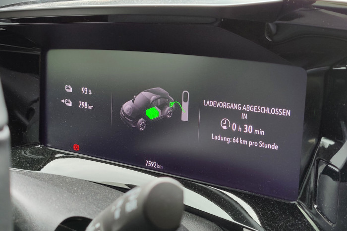 Die Ladegeschwindigkeit und Dauer wird im Display angezeigt. (Foto: Martin Wolf/Golem.de)