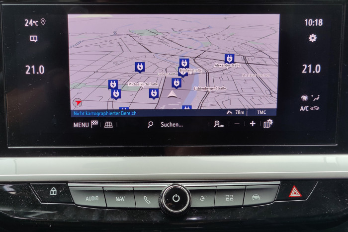 Das Navigationsgerät von Tomtom kennt viele Ladestationen und kann diese permanent online aktualisieren. (Foto: Martin Wolf/Golem.de)