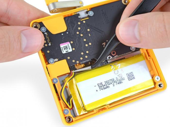 Ifixit baut das Playdate auseinander (Bild: Jeff Suovanen/Ifixit)