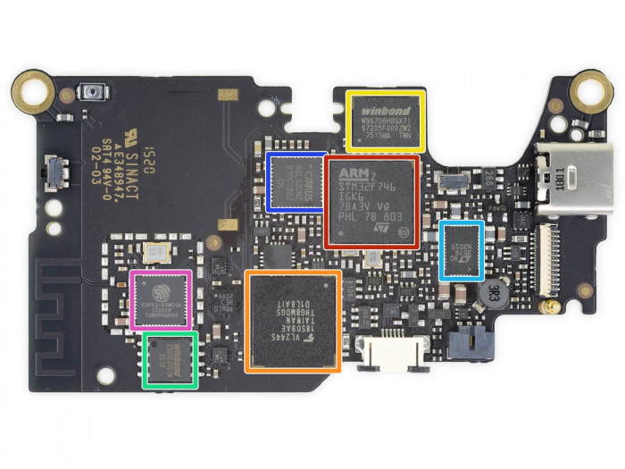 Ifixit baut das Playdate auseinander (Bild: Jeff Suovanen/Ifixit)