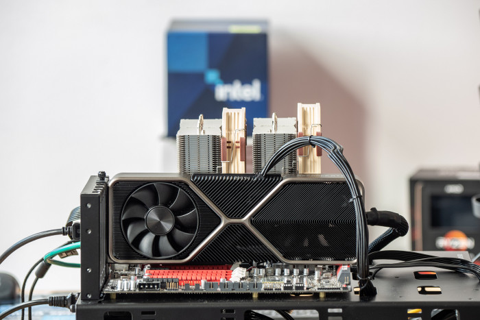 Overclocking-Testaufbau mit Asus' Maximus IV Extreme und Noctua-Doppelturm (Bild: Golem.de)