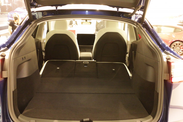 Die Rücksitze lassen sich durch zwei Schalter im Heck automatisch umklappen. (Foto: Friedhelm Greis/Golem.de)