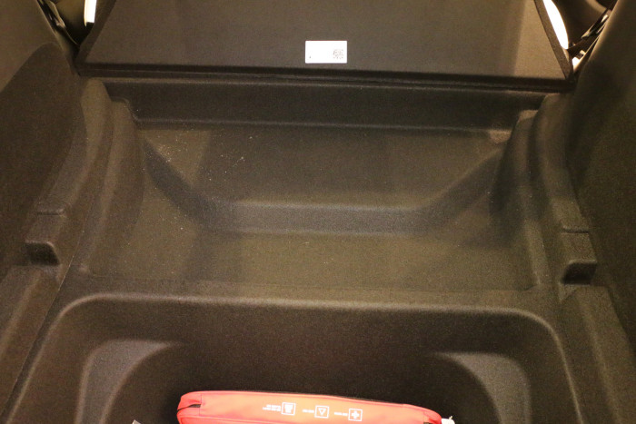 Unter den beiden Bodenabdeckungen befindet sich weiterer Stauraum. (Foto: Friedhelm Greis/Golem.de)