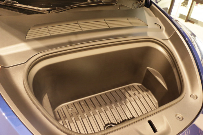 Zusammen mit dem Platz unter der Fronthaube beläuft sich das Ladevolumen auf 2.158 Liter. (Foto: Friedhelm Greis/Golem.de)