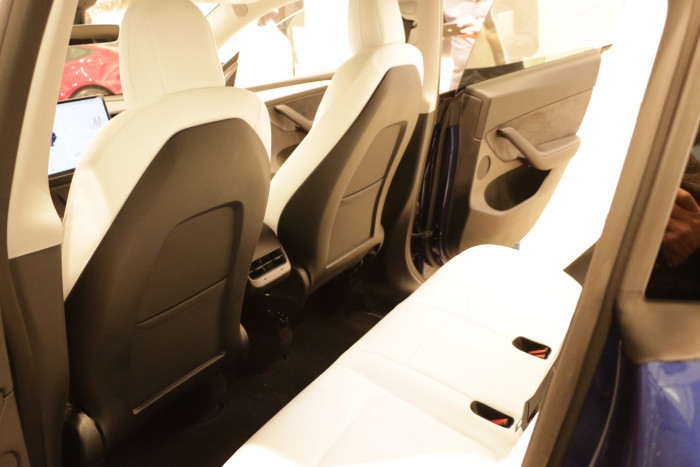 Auf den Rücksitzen gibt es für Erwachsene ausreichend Kopffreiheit. (Foto: Friedhelm Greis/Golem.de)