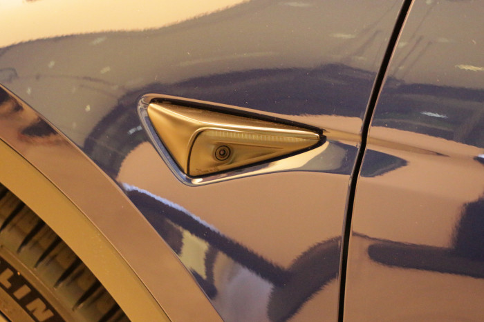 Ebenso wie beim Model 3 gibt es acht Außenkameras. (Foto: Friedhelm Greis/Golem.de)