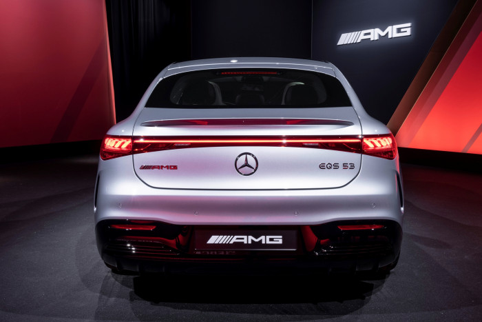 Optisch gibt es wenig Unterschiede. Der Heckspoiler ist etwas stärker ausgeprägt. (Foto: Daimler)