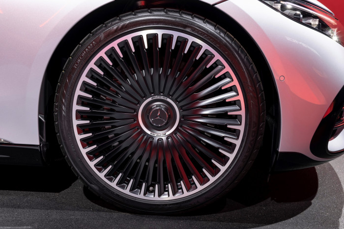 Auf Wunsch gibt es auch Felgen, die einen besseren Blick auf die Bremstechnik zulassen. (Foto: Daimler)