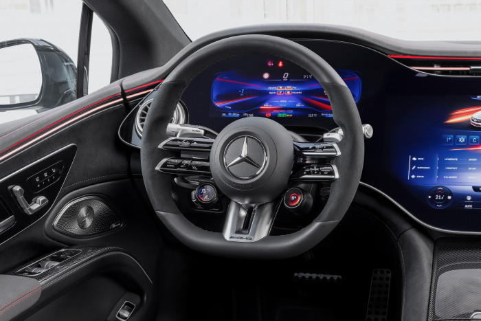 Der AMG hat zusätzliche Lenkradtasten für leistungsstarke Fahrmodi. (Foto: Daimler)