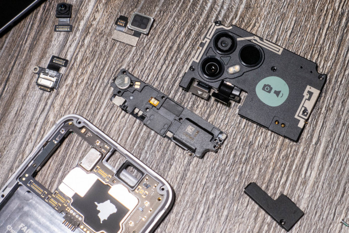 Unter den Modulen sind weitere Komponenten versteckt, die sich ausbauen lassen. (Bild: Tobias K&ouml;ltzsch/Golem.de)