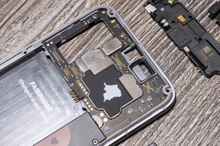 Wie bei vorigen Fairphones findet sich im Inneren des Fairphone 4 der Umriss der Demokratischen Republik Kongo, in der Metalle f&uuml;r das Smartphone gef&ouml;rdert werden. (Bild: Tobias K&ouml;ltzsch/Golem.de)