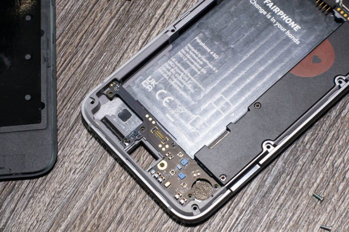 Im unteren Bereich ist das Modul mit dem Lautsprecher und Mikro untergebracht. (Bild: Tobias K&ouml;ltzsch/Golem.de)