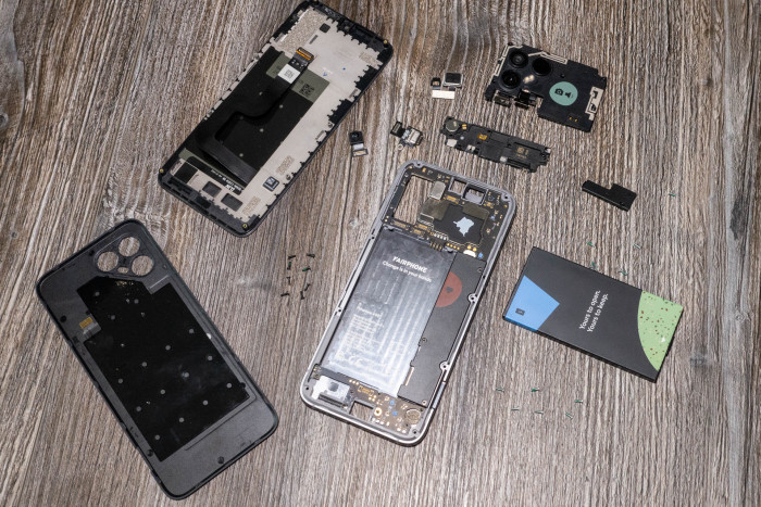 Alle vom Nutzer ausbaubaren Teile des Fairphone 4 (Bild: Tobias K&ouml;ltzsch/Golem.de)