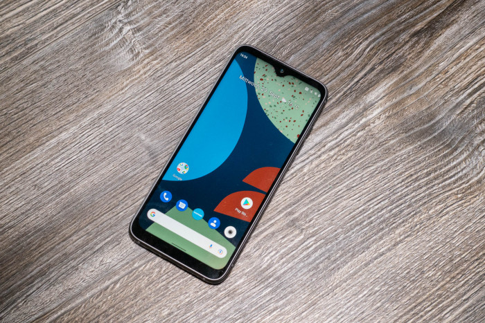 Das Fairphone 4 hat einen 6,3 Zoll gro&szlig;en Bildschirm. (Bild: Tobias K&ouml;ltzsch/Golem.de)