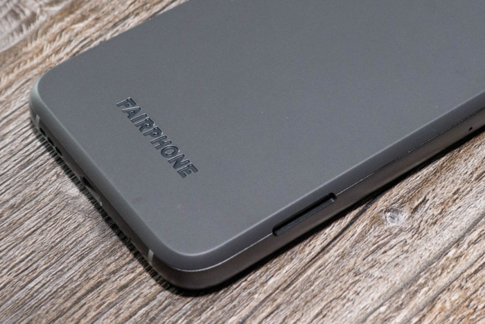 Am Rand ist eine Kerbe, mit der sich die R&uuml;ckseite einfach abl&ouml;sen l&auml;sst. (Bild: Tobias K&ouml;ltzsch/Golem.de)