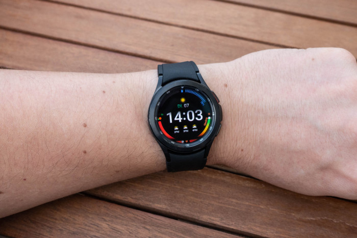 Die Galaxy Watch 4 Classic mit 42 mm großem Gehäuse (Bild: Tobias Költzsch/Golem.de)